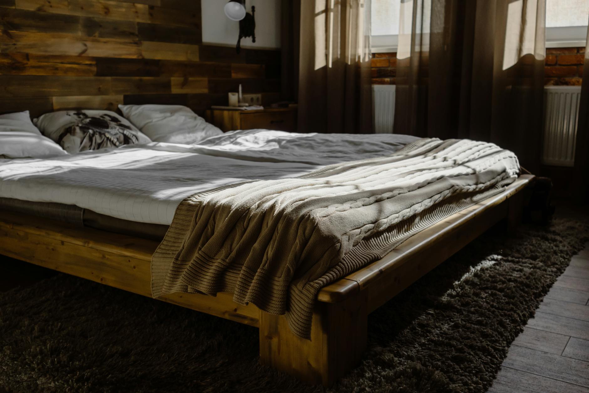 Minimalist bedroom design by Home Style Advice